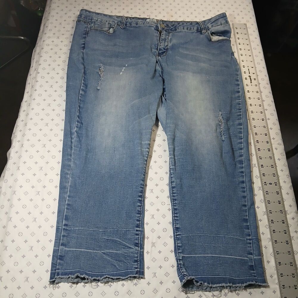 Royalty For Me Mid Rise Capri Jeans Womens 24W Light Wash Distressed Raw Hem